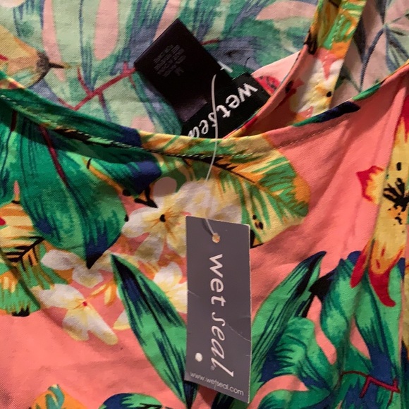 New with tags Wet Seal Hawaiian Top; Size M - Picture 2 of 2